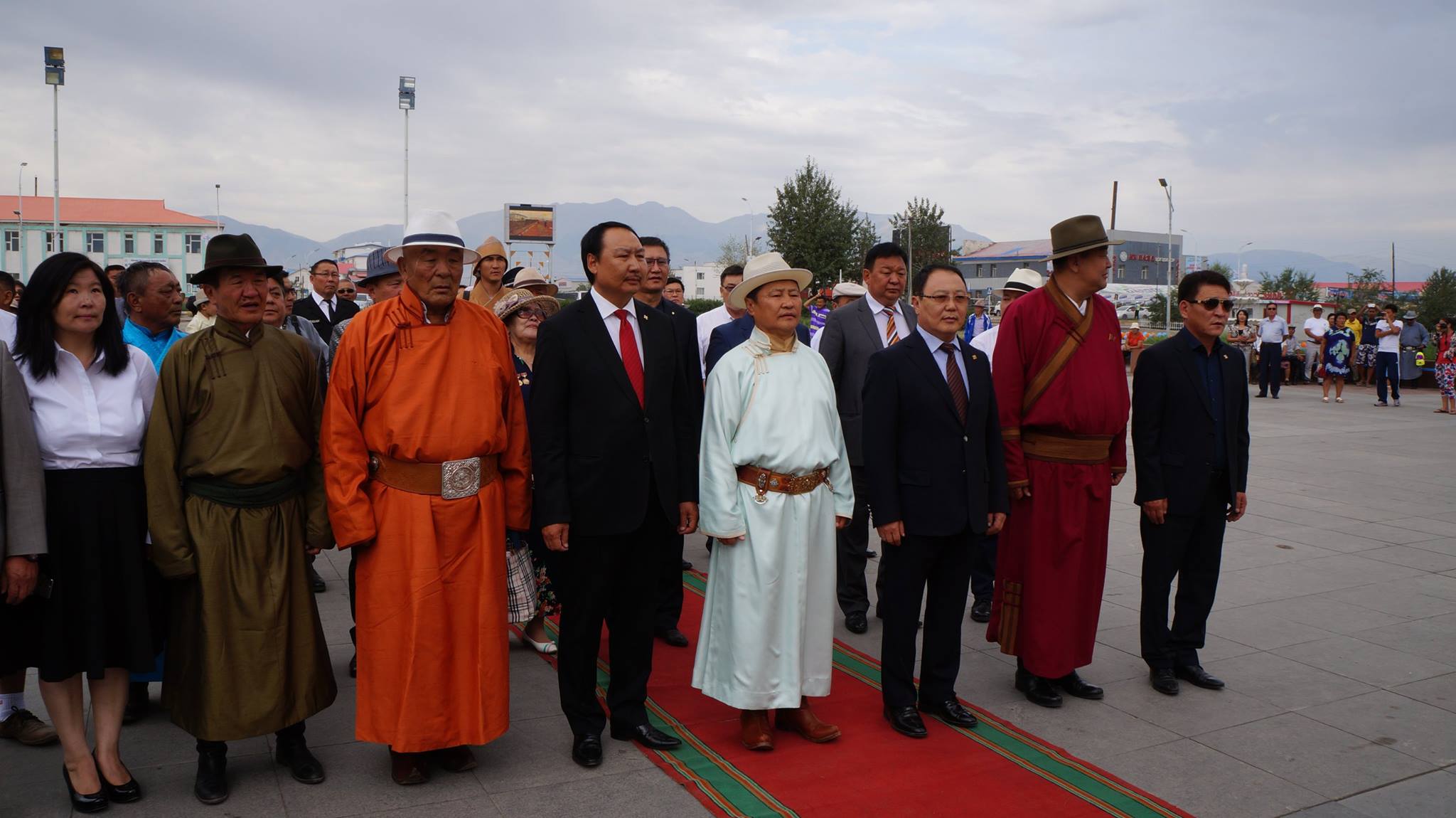 Ю.Цэдэнбалын хөшөөнд хүндэтгэл үзүүлж цэцэг өргөлөө